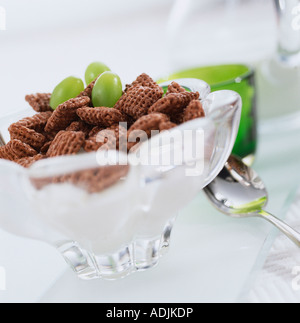 Schoko Cornflakes in eine Schüssel geben Stockfoto