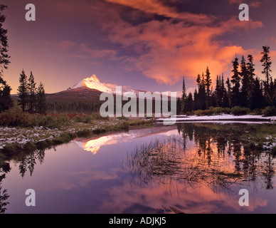 Mount Washington Reflexion im großen See-Oregon Stockfoto