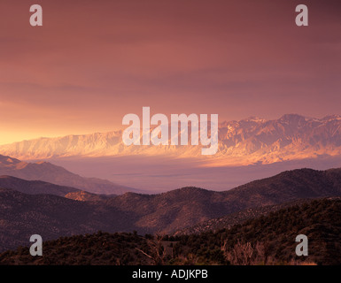 Eastern Sierra Berge mit Licht spähen durch einen Sturm California Stockfoto