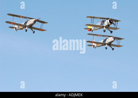 Bücker 133 Jungmeister Bu Deutschland 1935 vorne und zwei Bücker Bu 131 Jungmann Deutschland Spanien 1934 hinter während exhib Stockfoto