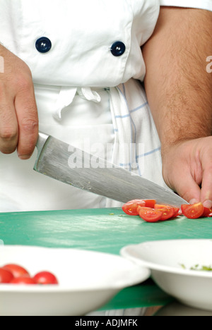 Koch schneiden Tomaten Stockfoto