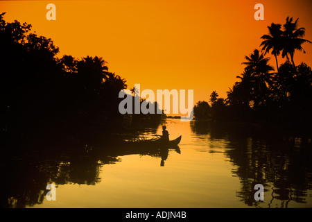 Bootfahren Backwaters bei Sonnenuntergang in Kumarakom , Kottayam , Kerala , Indien , asien Stockfoto