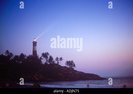 Kovalam Beach Leuchtturm leuchtet über Palmen am Abend nach Sonnenuntergang thiruvananthapuram Trivandrum kerala Indien Asien - Rhs 70897 Stockfoto