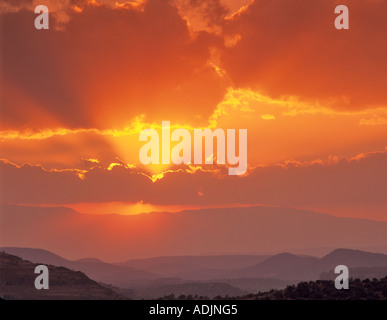 Sonnenuntergang Wolken mit Sonnenstrahlen in der Nähe von Sedona Arizona Stockfoto