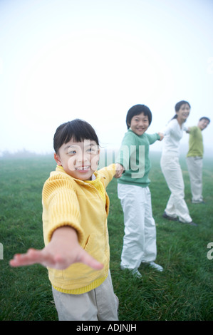 Koreanische Familienglück auf dem grünen Rasen Stockfoto