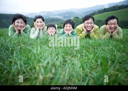 Eine koreanische große Familie niederwerfen auf dem Rasen mit einem Lächeln Stockfoto