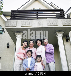 Eine koreanische große Familie geht auf eine Reise mit der Familie mit einem Lächeln Stockfoto