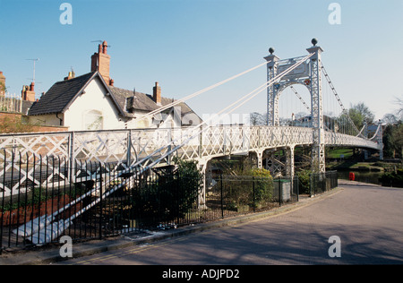 Queens park Fußgängerbrücke über den Fluss Dee in Chester Cheshire UK Stockfoto