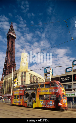 Blackpool Tower mit Straßenbahn UK Stockfoto