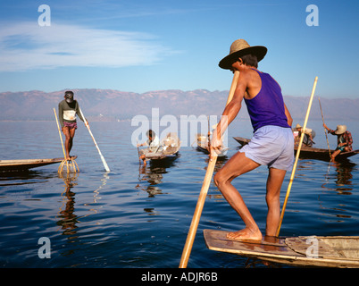 Myanmar Inle Lake Bein Rudern Fischer mit kegelförmigen Moskitonetzen Stockfoto