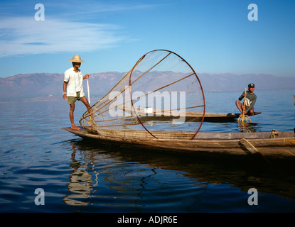 Myanmar Inle Lake Bein Rudern Fischer mit kegelförmigen Moskitonetzen Stockfoto