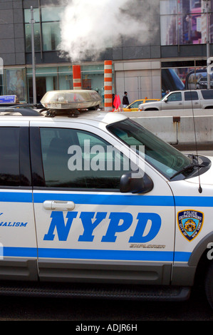 Seitenansicht des NYPD Polizei Auto New York City mit Dampf von Straße Stockfoto