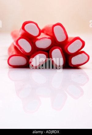 Rote Streifen des Kindes zähe Bonbons mit roten Färbung Stockfoto