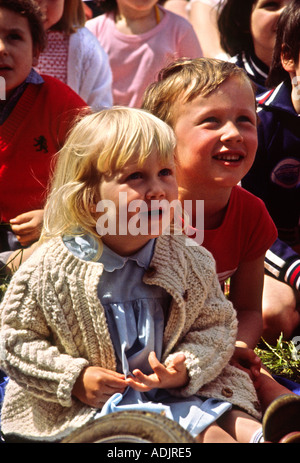 Unterhaltung Kinder im Publikum beobachtete Punch and Judy Show Stockfoto