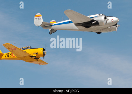 Beechcraft 18 C 45 H USA 1937 Recht und North American T-6 Texan USA 1938 verließ während eines FIO-Flug-Ausstellung Stockfoto