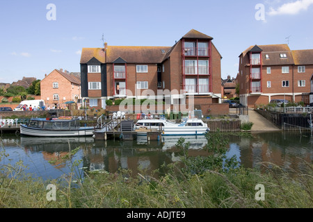 Am Flussufer Neubauten mit private Liegeplätze neben Fluss Avon Tewkesbury UK Stockfoto