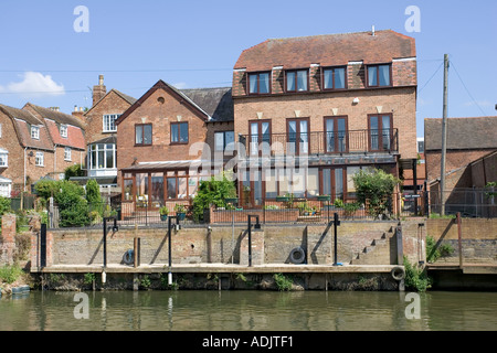 Am Flussufer Neubauten mit private Liegeplätze neben Fluss Avon Tewkesbury UK Stockfoto