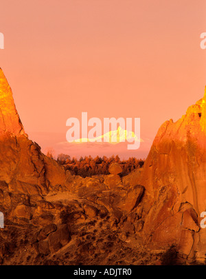 Sonnenaufgang am Smith Rock State Park drei Finger Jack Mountain Oregon Stockfoto