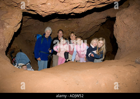 Familie besuchen Clearwell caves in der Forest of Dean Stockfoto