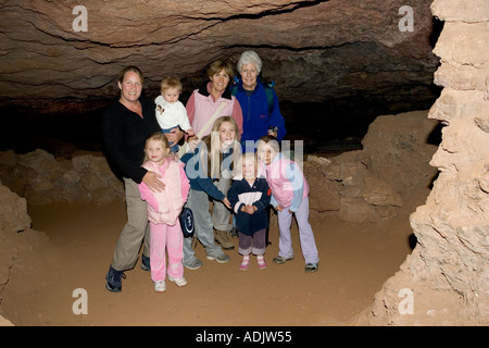 Familie besuchen Clearwell caves in der Forest of Dean UK Stockfoto