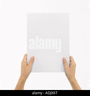 Zwei Hände halten ein weißes Blatt Papier Stockfoto