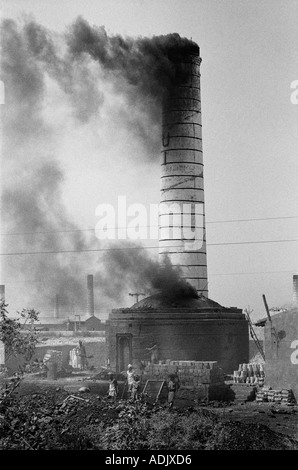 Verschmutzung durch Rauch durch Kamine kleiner Keramikindustrieeinheiten, als, Gujarat, INDIEN, Asien Stockfoto