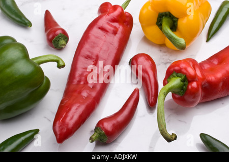 Mischung aus rot und grün Bell und Chilischoten auf einem Küchentisch Stockfoto