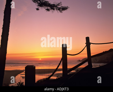 Seil-Zaun und Einstellung Sonne in der Nähe von Newport Oregon Stockfoto