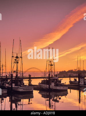 Sonnenuntergang Boote und Brücke in Yaquina Bay Newport Oregon Stockfoto