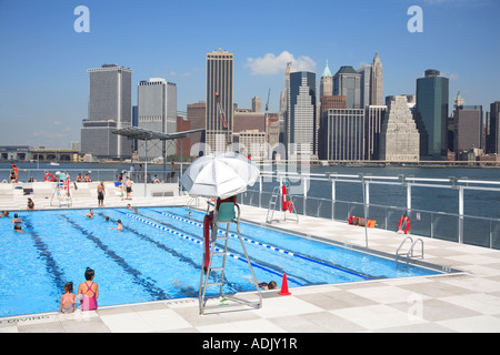 Schwimmende Pool Lady Barge Brooklyn Bridge Park Beach mit Blick auf die Skyline von Manhattan Brooklyn Heights New York City USA Stockfoto