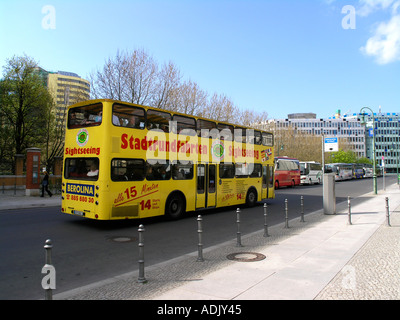 Bus mit Touristen auf Sightseeing in Berlin Deutschland Thesen Bussen sind ganzen Stadt gesehen Stockfoto
