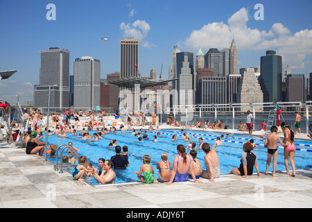 Schwimmende Pool Lady Barge Brooklyn Bridge Park Beach mit Blick auf die Skyline von Manhattan Brooklyn Heights New York City USA Stockfoto