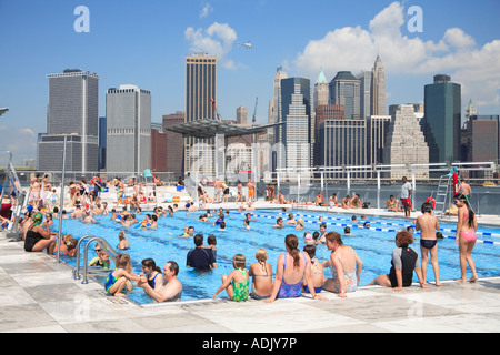 Schwimmende Pool Lady Barge Brooklyn Bridge Park Beach mit Blick auf die Skyline von Manhattan Brooklyn Heights New York City USA Stockfoto