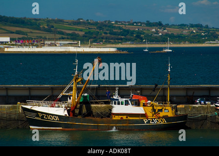 Ein Fischkutter vertäut in Newlyn Harbour Stockfoto
