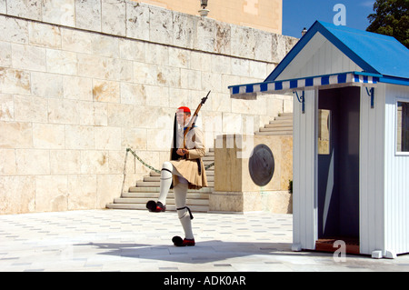 Zeremonielle Wachablösung auf dem nationalen Parlamentsgebäude in Athen Griechenland Stockfoto