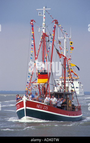 Fischkutter auf dem Festival Krabbenkutterregatta in Neuharlingersiel Nordsee Küste Niedersachsen Deutschland Stockfoto