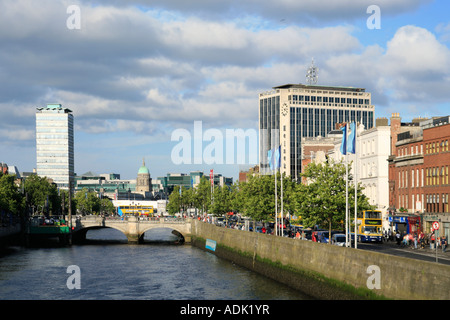 Ansicht der Liberty Hall, Custom House, O´Connell Brücke und Aston Quay in Dublin in Irland Stockfoto