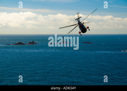 Sea King Rettungshubschrauber auf Übung bei Lands End Stockfoto