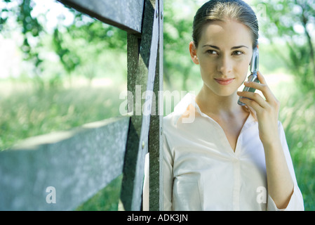 Geschäftsfrau mit Handy im Freien, in der Nähe von Tor Stockfoto