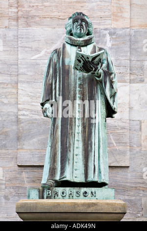 Statue von Bischof Hans Adolph Brorson, 1694-1764, außerhalb Frederik Kirche in Kopenhagen, Dänemark. Stockfoto