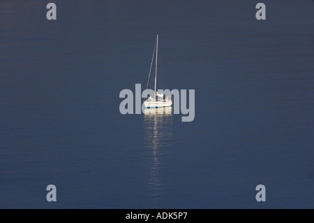 Segelboot auf dem ruhigen Wasser von Drakes Bay Point Reyes National Seashore Kalifornien Stockfoto