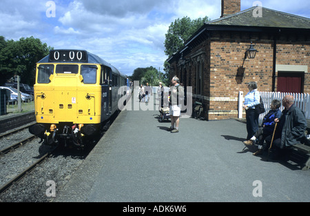 Diesel bespannte Zug aufs Schlachtfeld bei Shenton Station, Leicestershire, England, UK Stockfoto