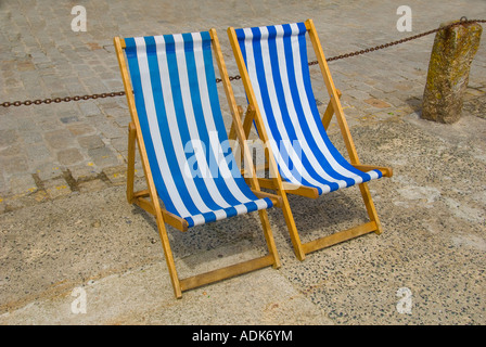 Zwei blau-weiß gestreiften Liegestuhl Stockfoto