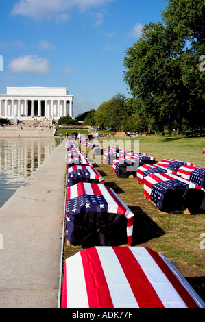 Amerikanische Flagge drapiert mock Schatullen während Krieg gegen Lincolon Memorial in Washington, D.C. Stockfoto