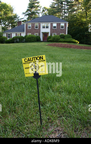 Vorsicht Pestizideinsatz fernzuhalten Zeichen auf die chemisch