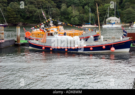 Eine alte altmodische und moderne Rettungsboot vor Anker in Fowey Cornwall Stockfoto