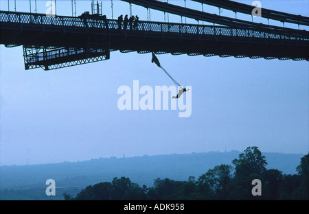 Bild CREDIT DOUG BLANE Basis 279 BASEJUMPING von Clifton Suspension Bridge Stockfoto