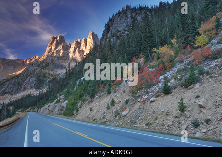 Straßen- und Liberty Bell Mountain mit fallen farbige Rebe Ahorn und Sonnenaufgang North Cascades National Park Washington Stockfoto