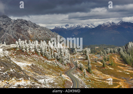 Straße in Heather Wiesen und Nooksack Palette mit ersten Schnee der Saison Washington Stockfoto