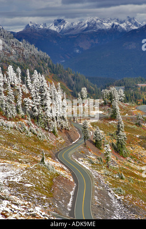 Straße in Heather Wiesen und Nooksack Palette mit ersten Schnee der Saison Washington Stockfoto